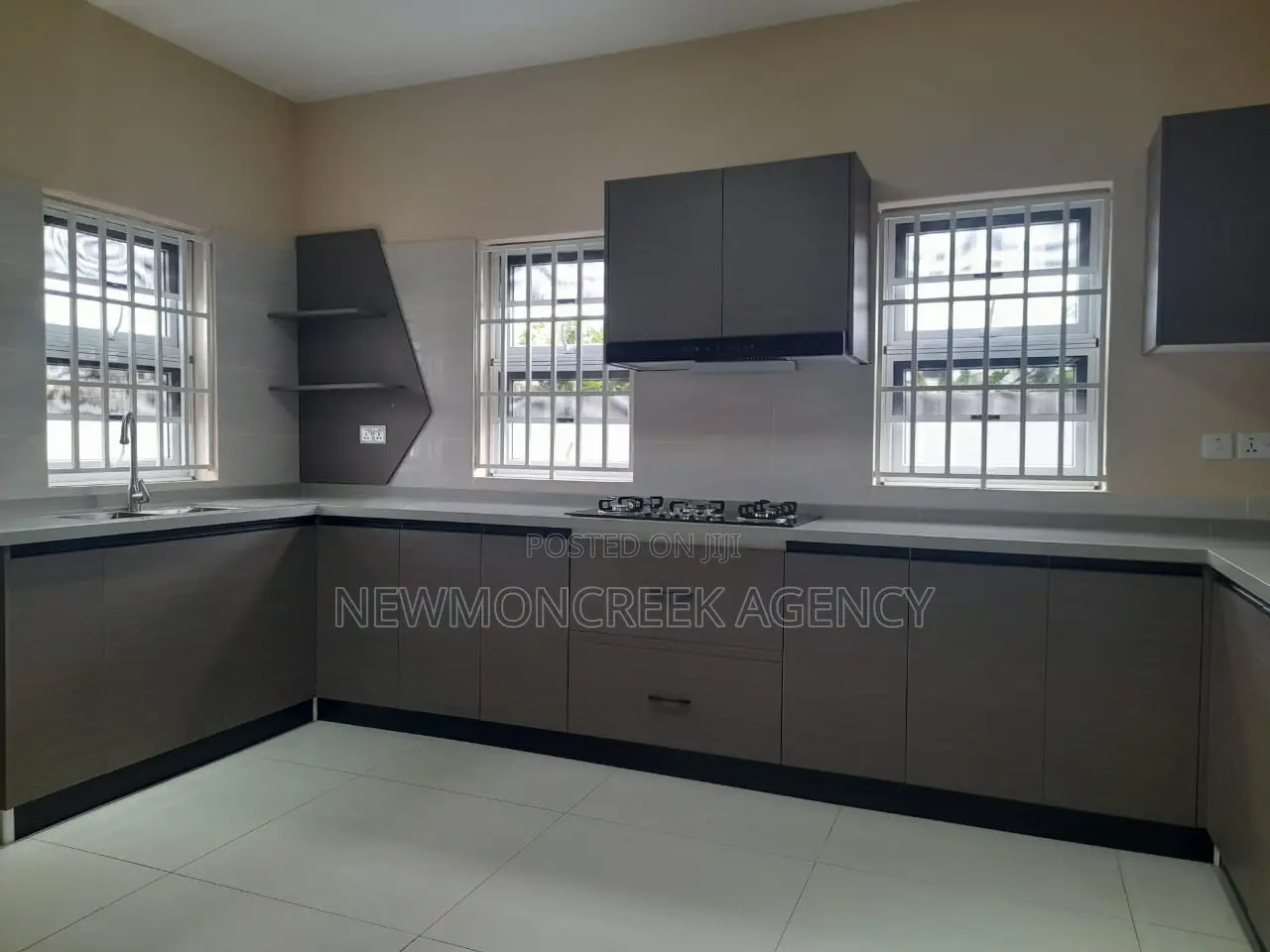 4bdrm Duplex in Lakeside Estates, Accra Metropolitan for sale