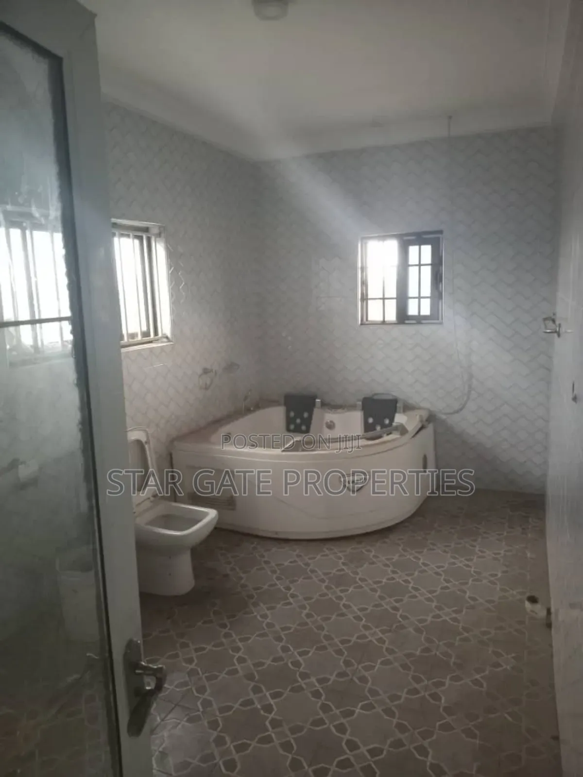 10bdrm House in Abuakwa Koforidua, Kumasi Metropolitan for sale