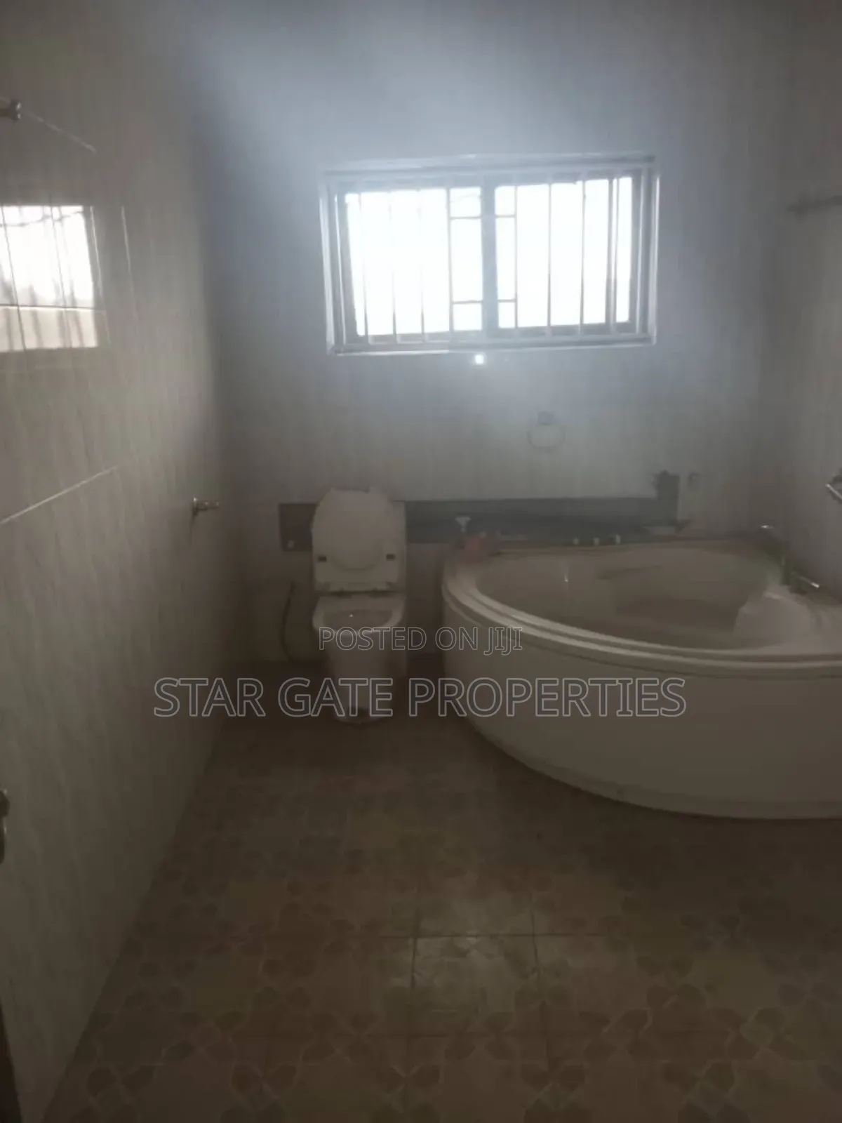 10bdrm House in Abuakwa Koforidua, Kumasi Metropolitan for sale