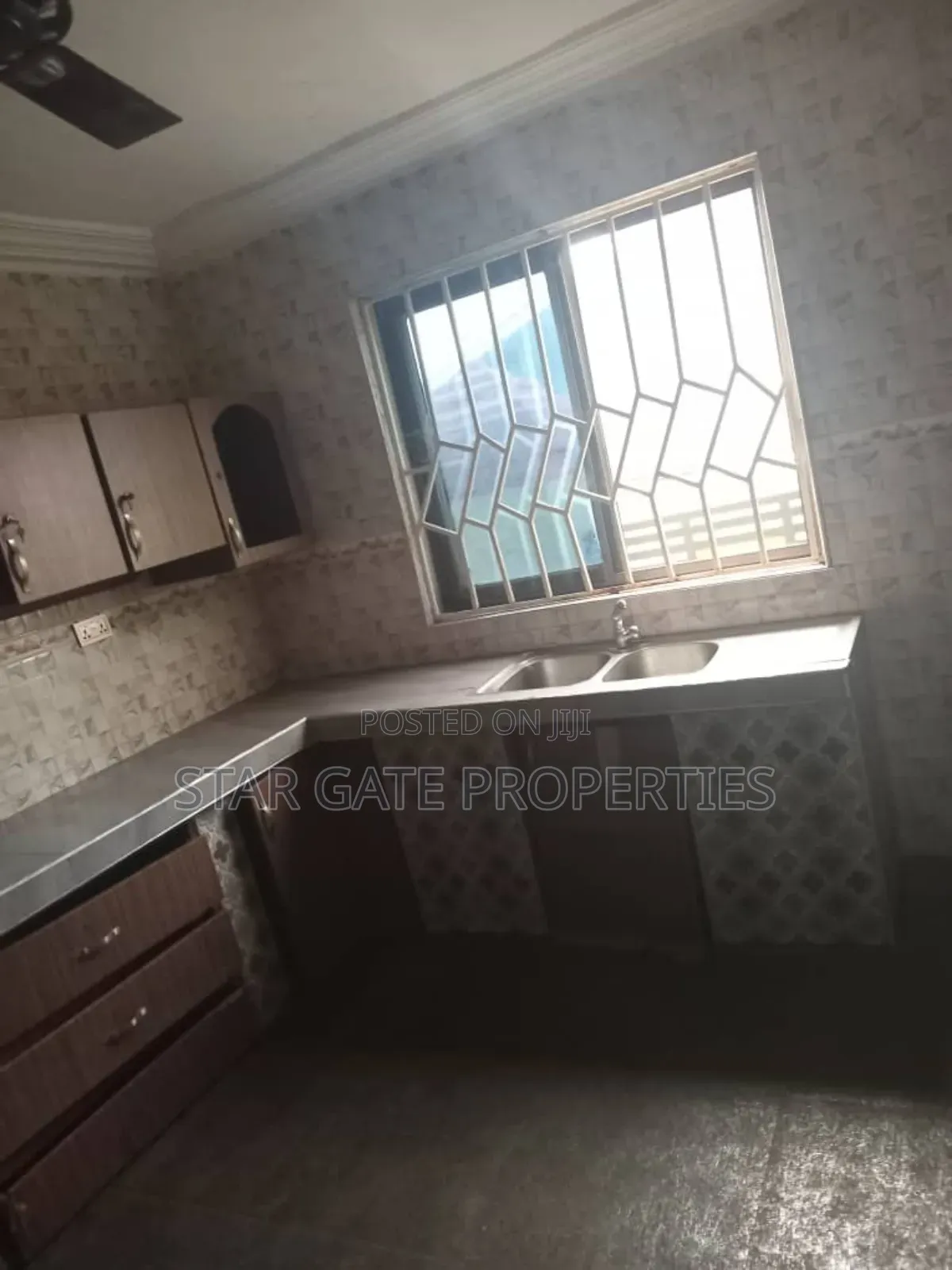 10bdrm House in Abuakwa Koforidua, Kumasi Metropolitan for sale