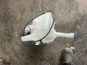 Hyundai Elantra Wiper Bottle Reservoir With Motor