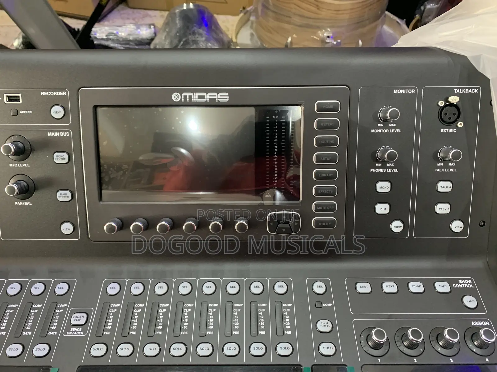 Midas M-32 Live Digital Mixing Console(Mixer)