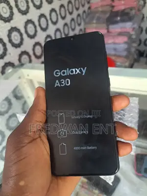 Samsung Galaxy A30 32 GB Black