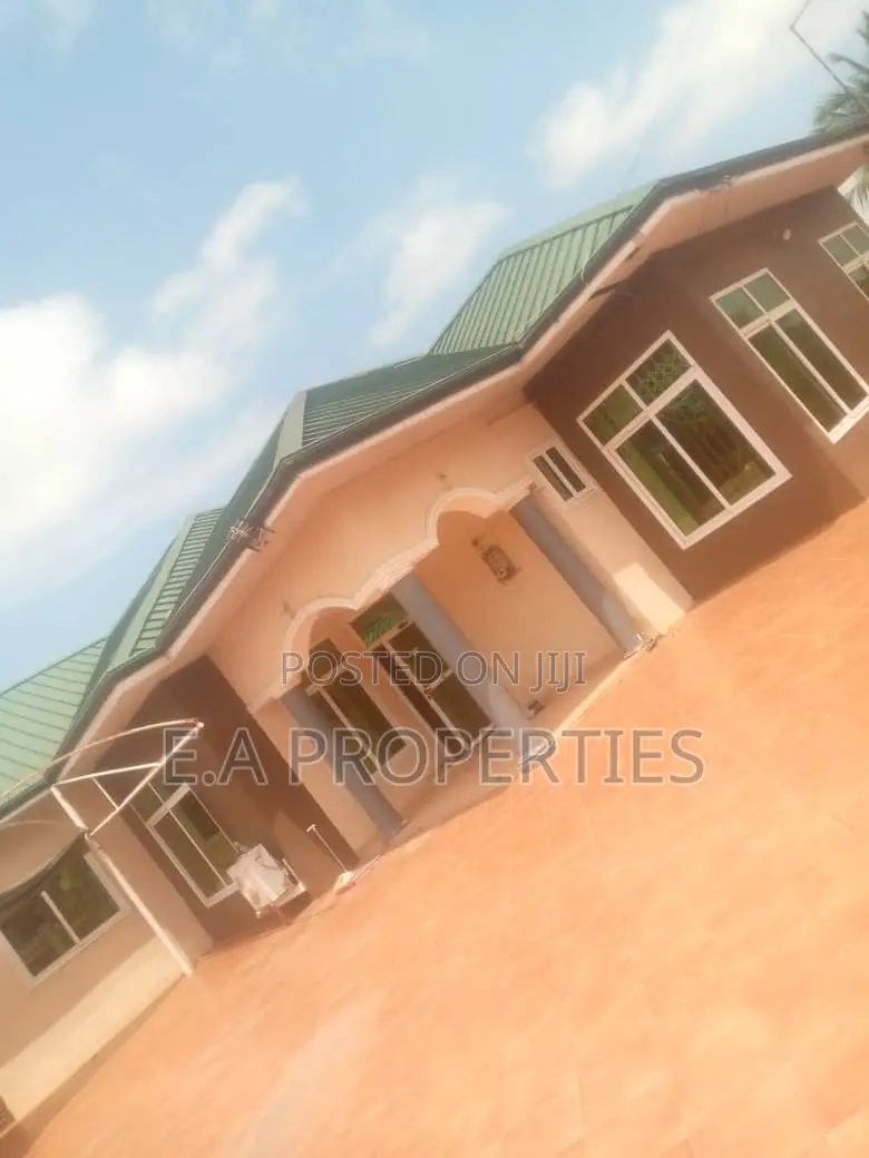 5bdrm House in E A Properties, ECOMOG for sale