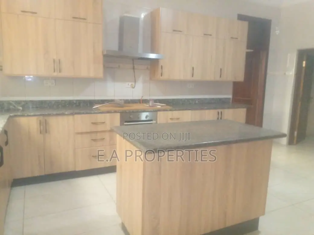 5bdrm House in E A Properties, ECOMOG for sale