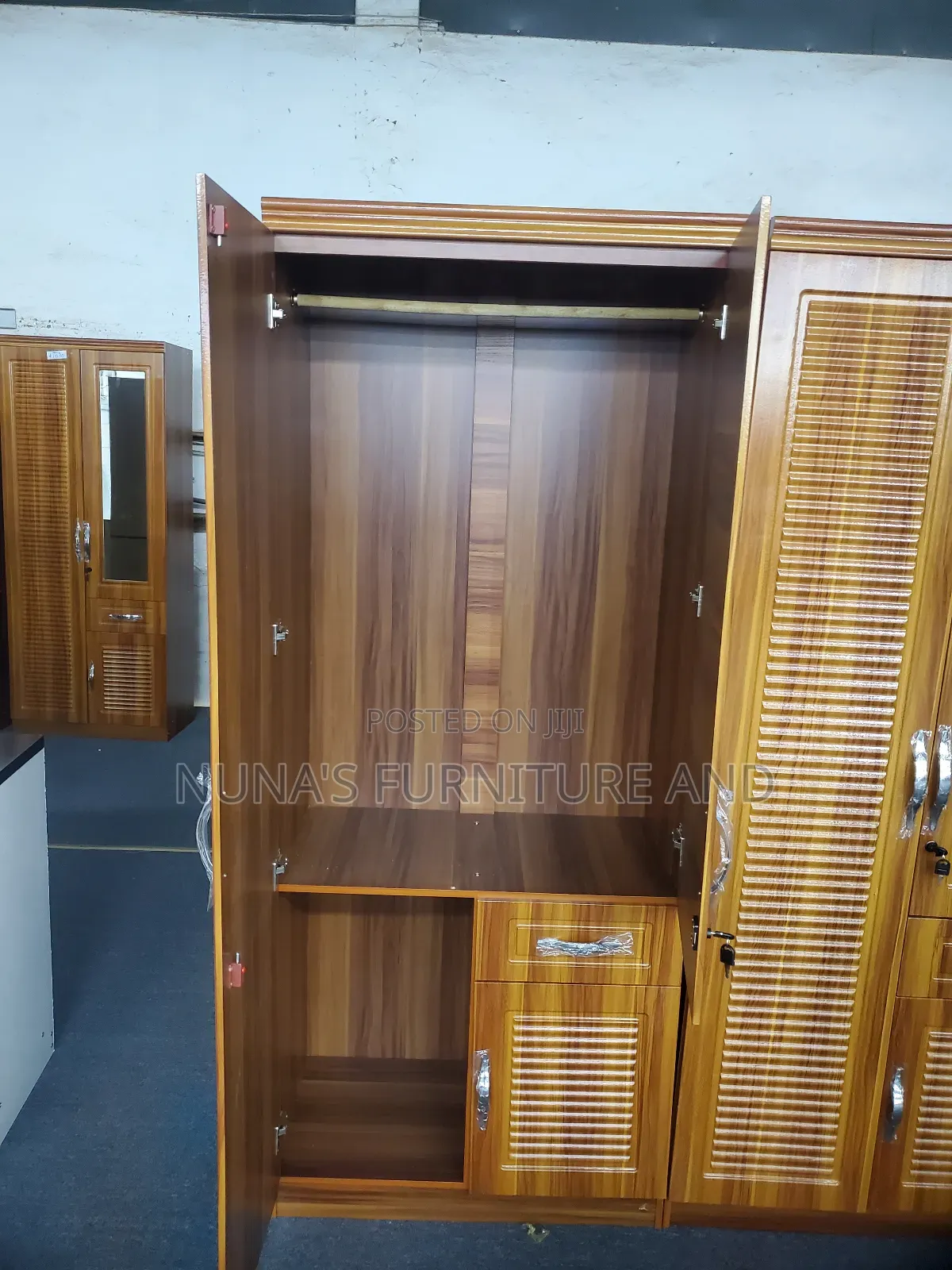 2 Doors Wardrobe With Mirror