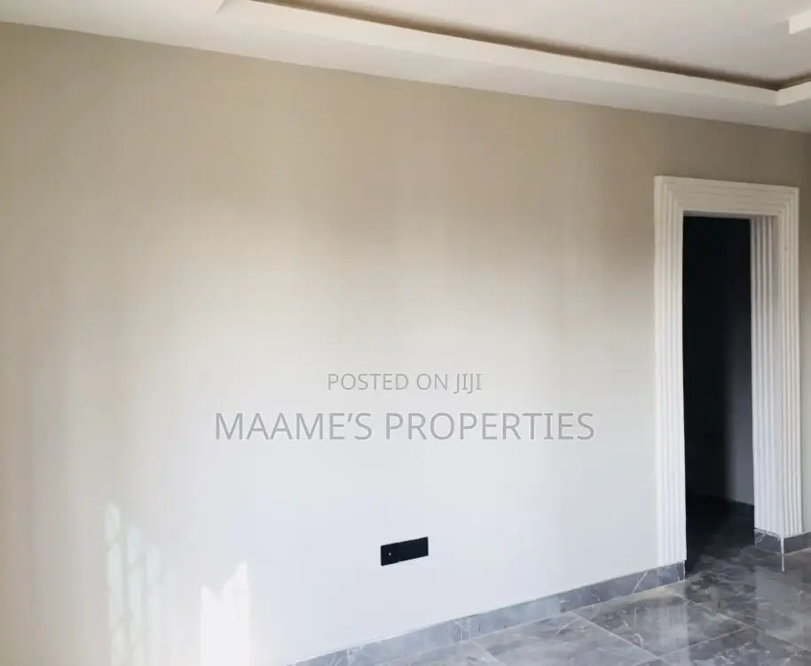 8bdrm Apartment in Oyarifa for sale