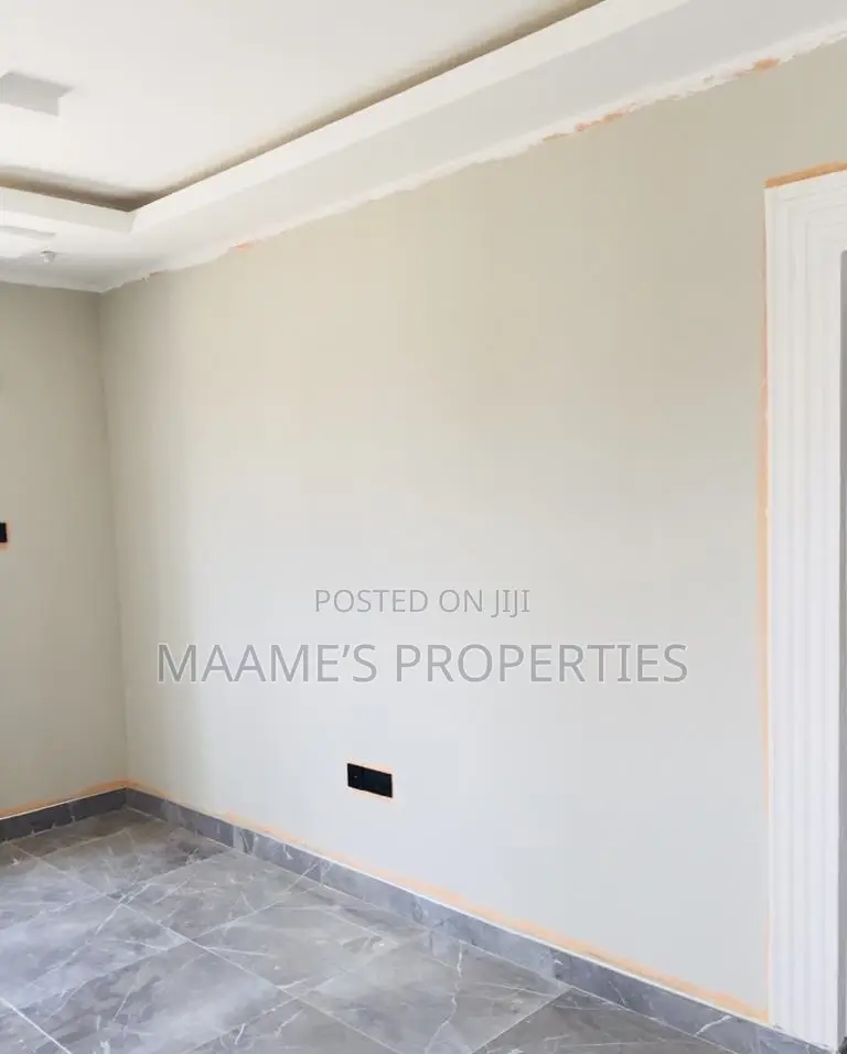 8bdrm Apartment in Oyarifa for sale