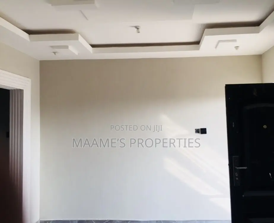 8bdrm Apartment in Oyarifa for sale