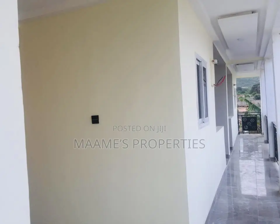 8bdrm Apartment in Oyarifa for sale