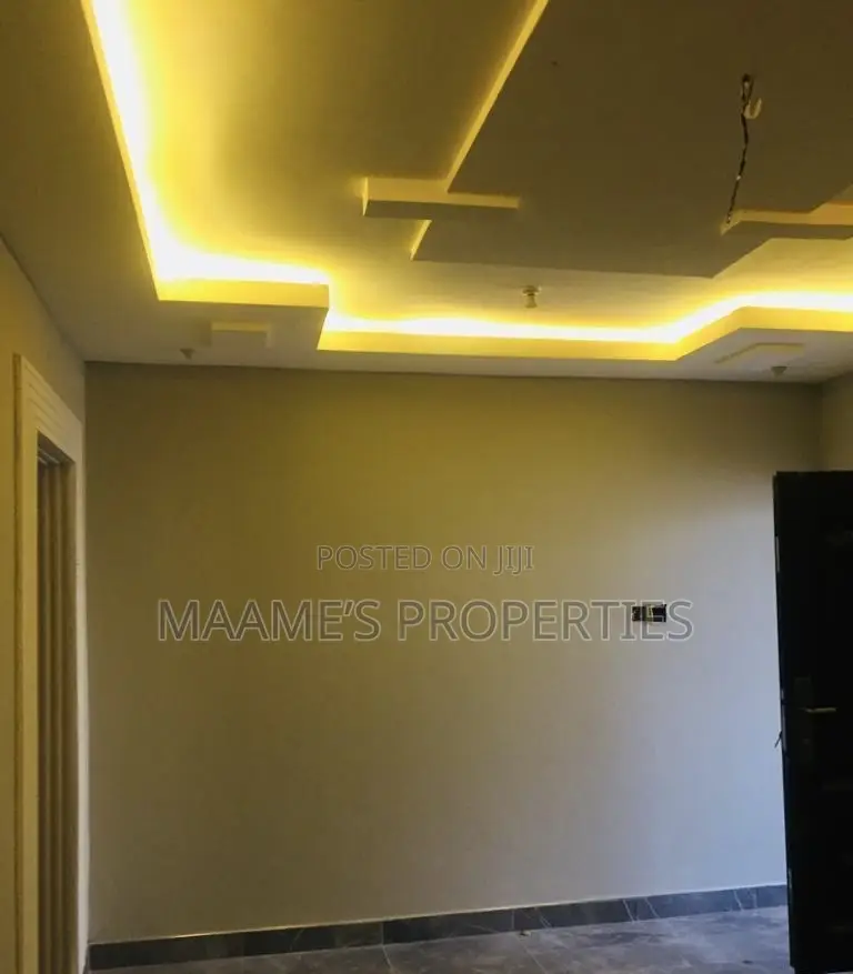 8bdrm Apartment in Oyarifa for sale