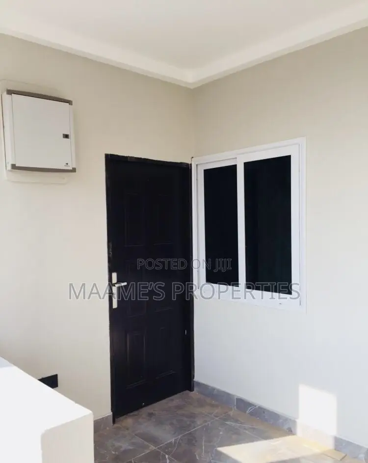 8bdrm Apartment in Oyarifa for sale