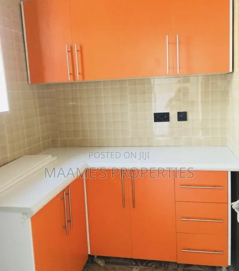 8bdrm Apartment in Oyarifa for sale
