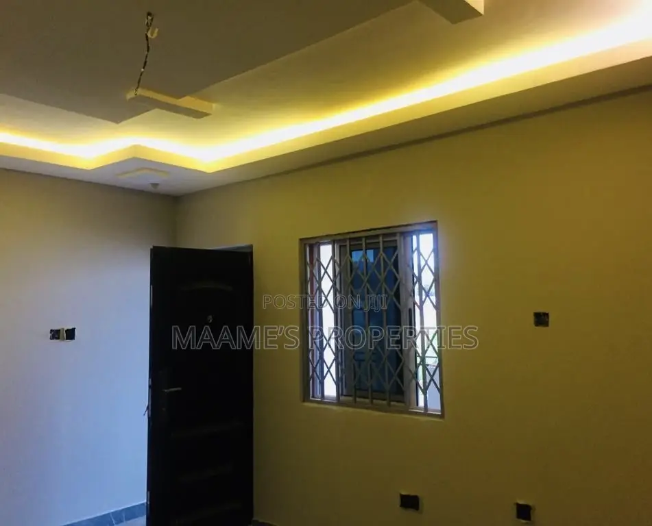 8bdrm Apartment in Oyarifa for sale