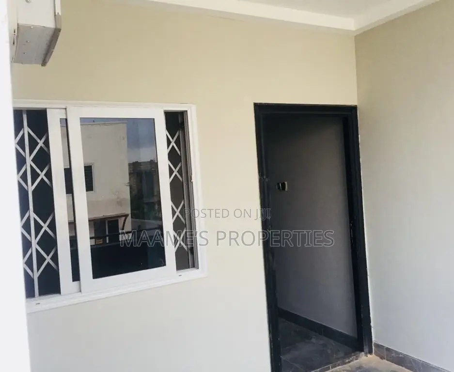 8bdrm Apartment in Oyarifa for sale