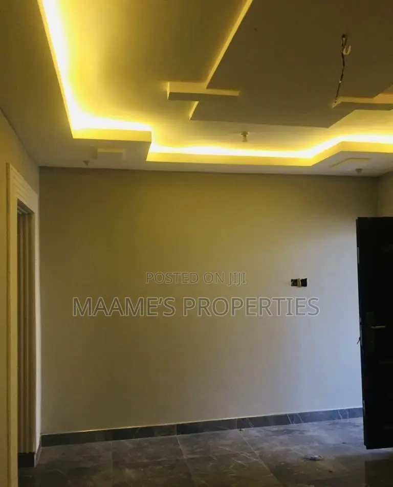 8bdrm Apartment in Oyarifa for sale