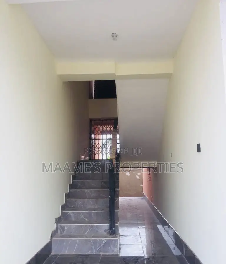 8bdrm Apartment in Oyarifa for sale