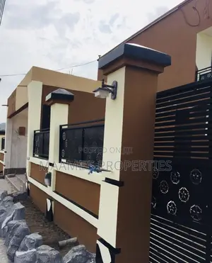 8bdrm Apartment in Oyarifa for sale