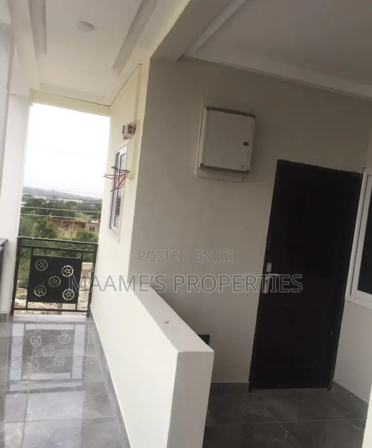 8bdrm Apartment in Oyarifa for sale