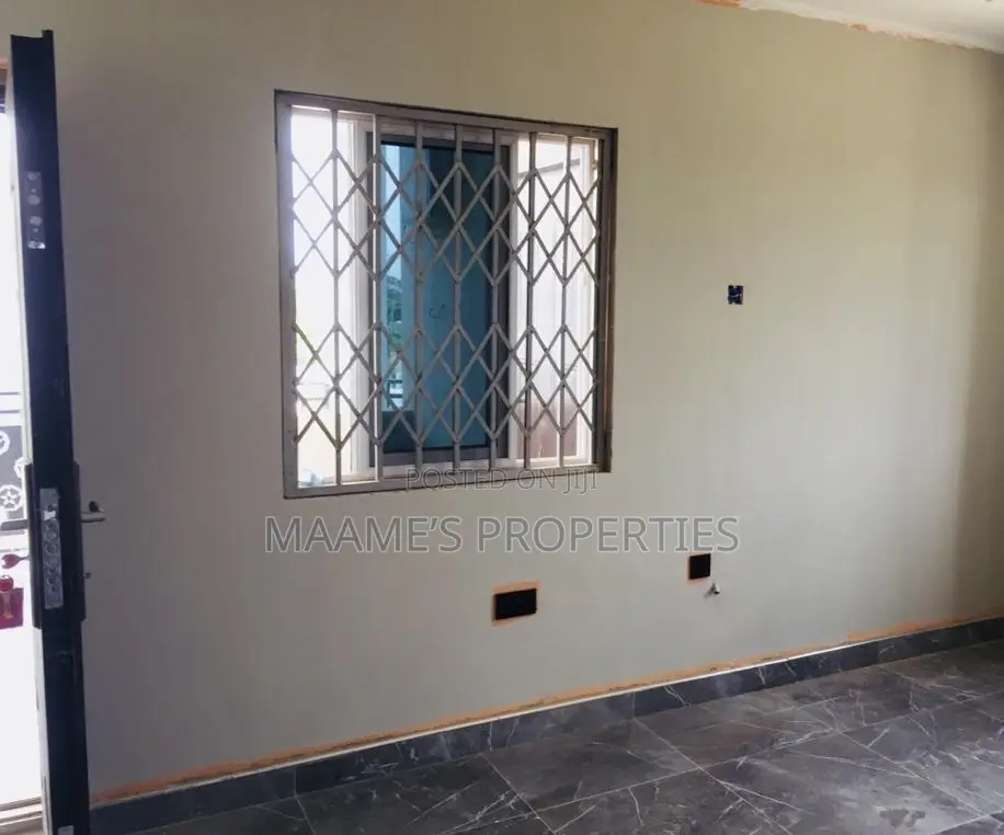 8bdrm Apartment in Oyarifa for sale