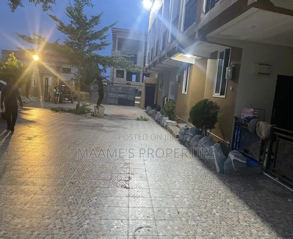 8bdrm Apartment in Oyarifa for sale