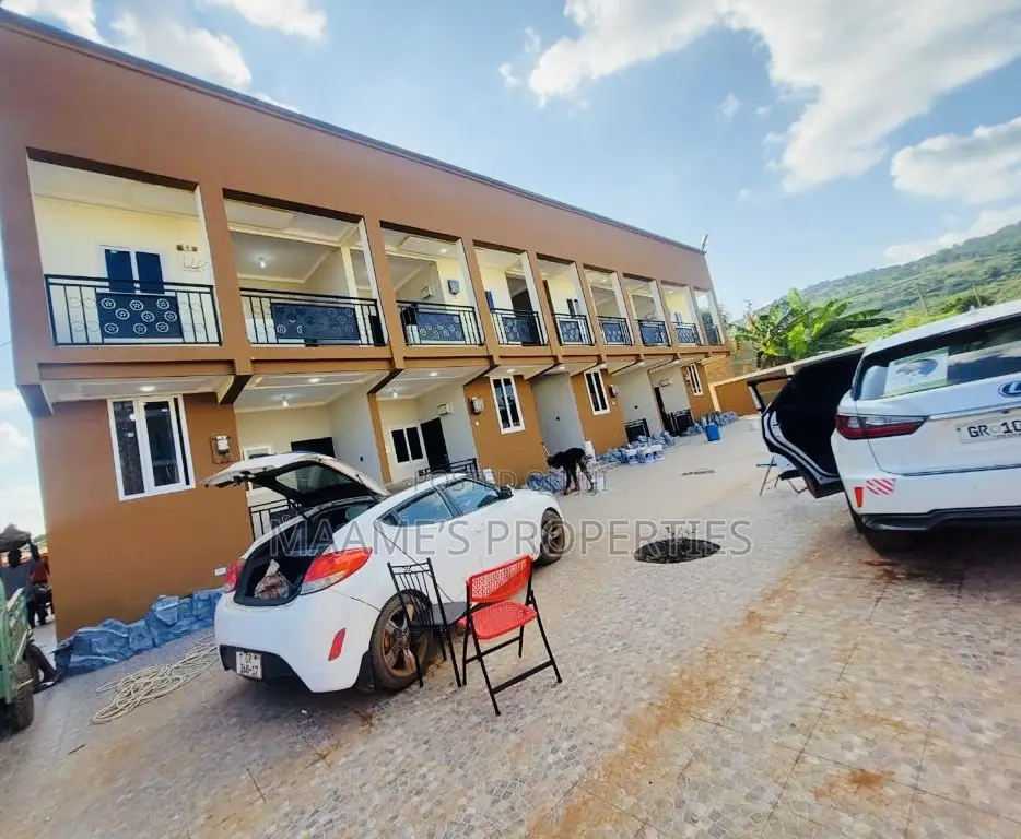 8bdrm Apartment in Oyarifa for sale