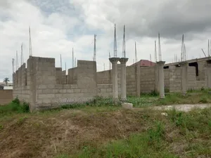 8 Bedrooms House for Sale at Mampongteng