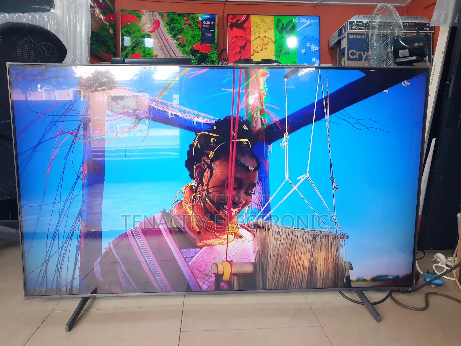 Qled Samsung 55"UHD HDR Smart Satellite TV
