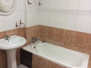 5bdrm House in 5 Bedroom House, Tema Metropolitan for rent