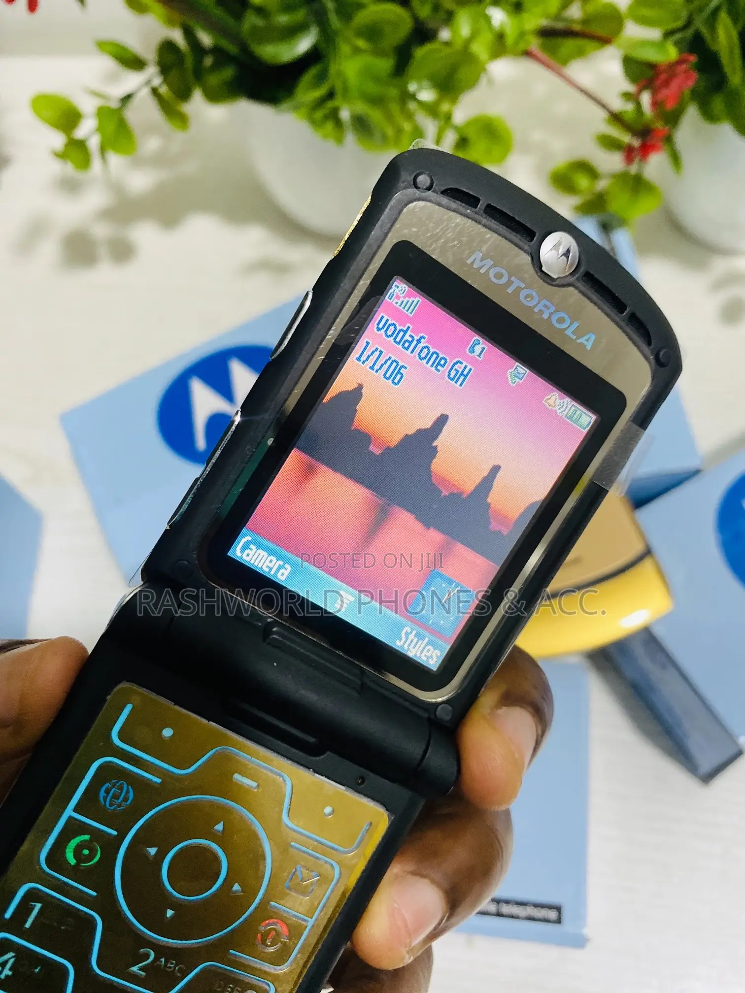New Motorola RAZR V3 Gold