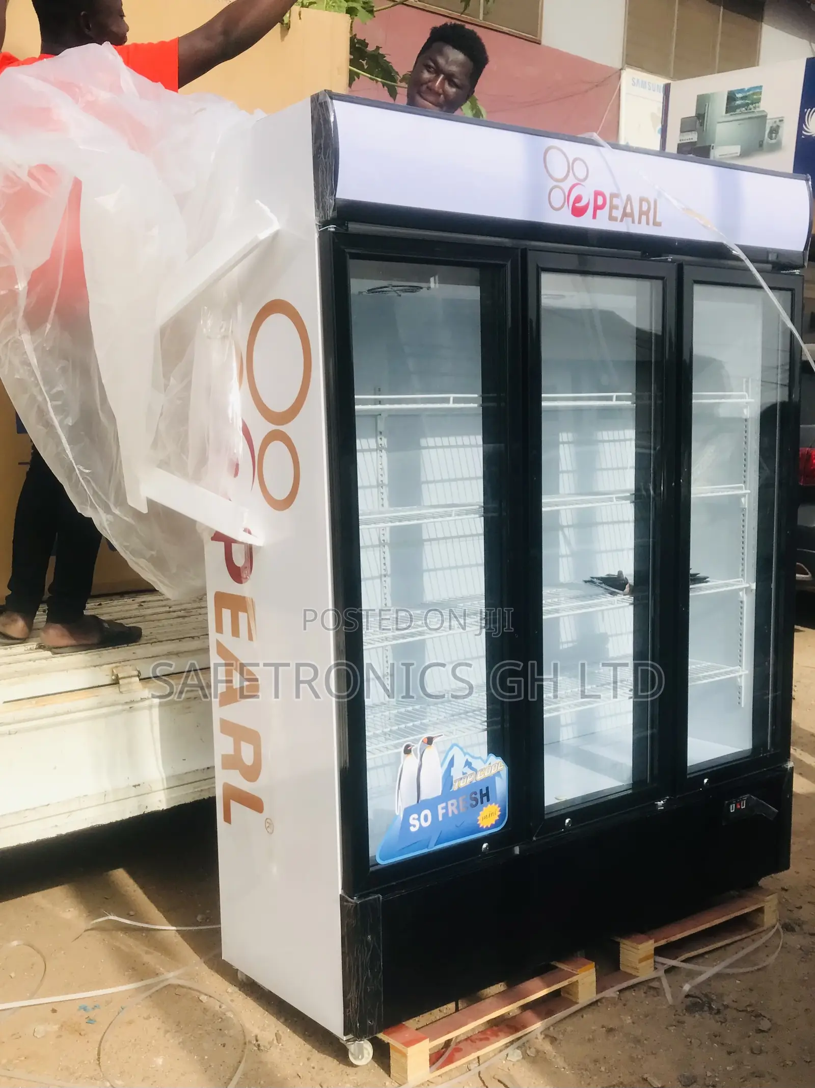 Reliable PVC-150 Display Glass 3 Doors Pearl Fridge 