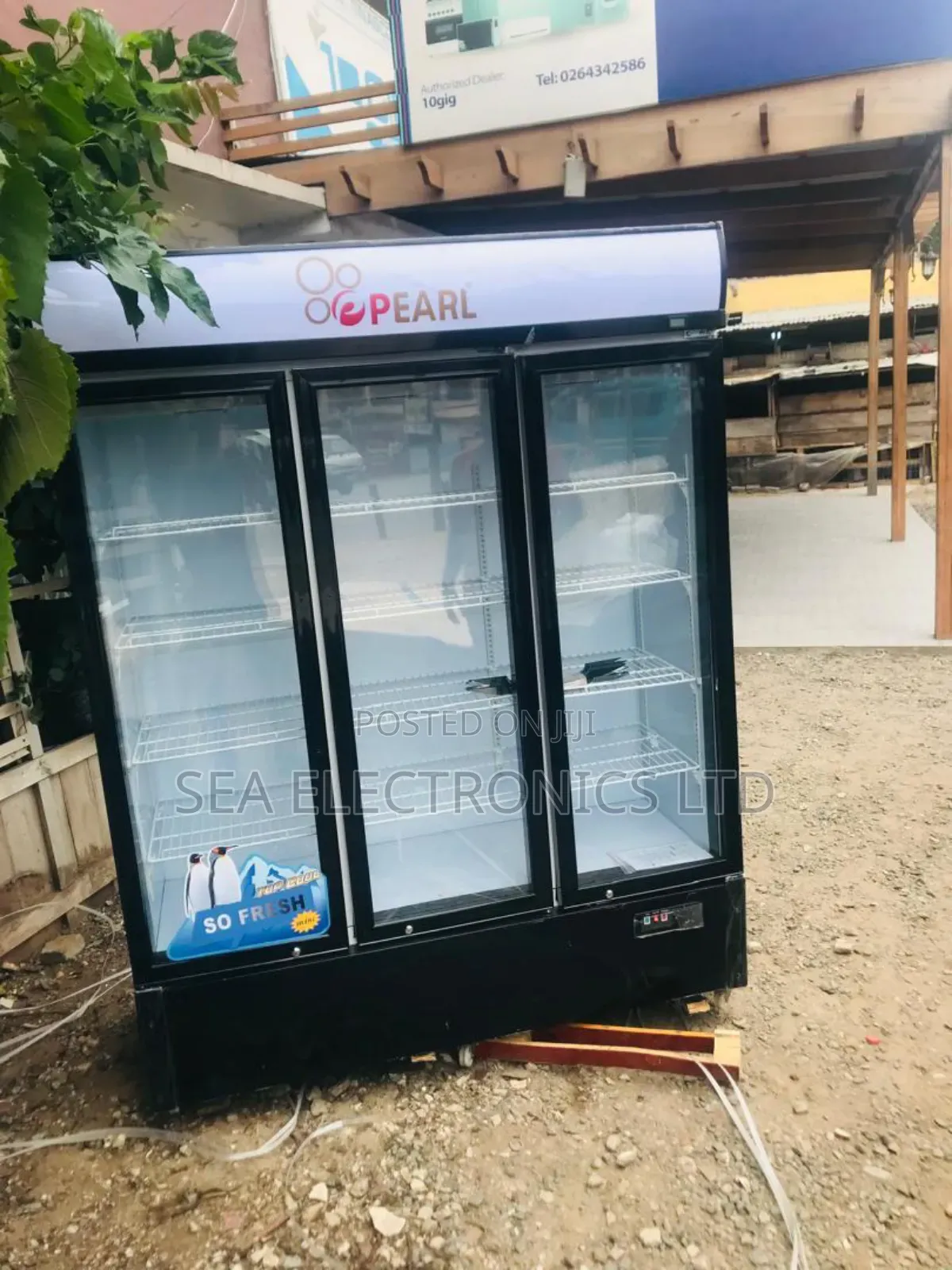 950litres 3 Doors Display Fridge Fresh in Box