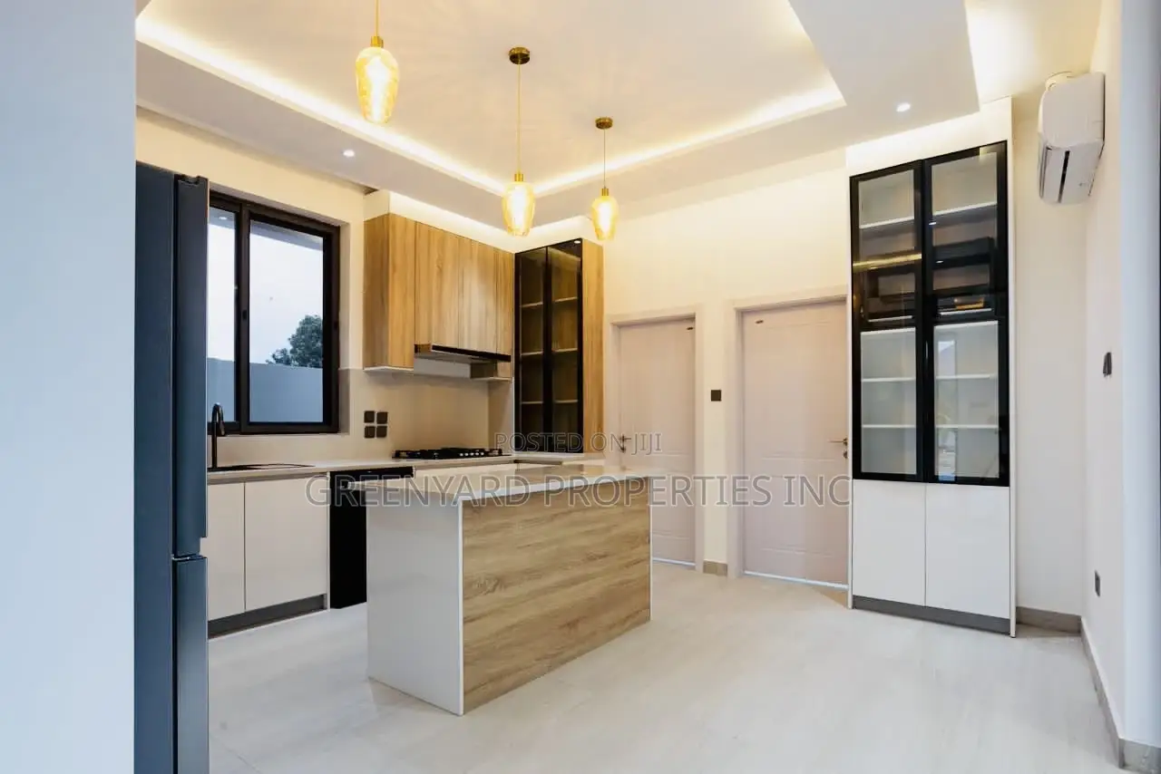 4bdrm Penthouse in East Legon for sale