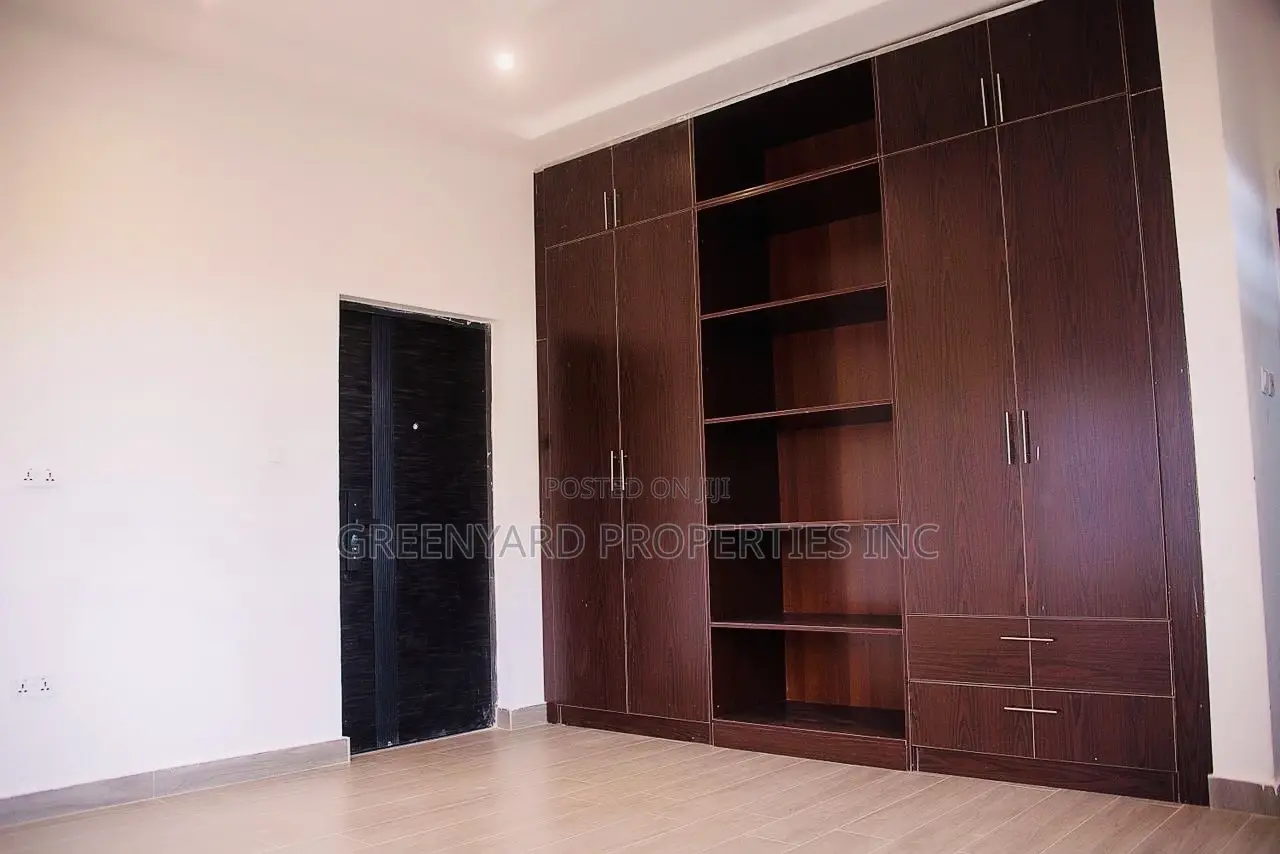 4bdrm Duplex in Oyarifa for sale