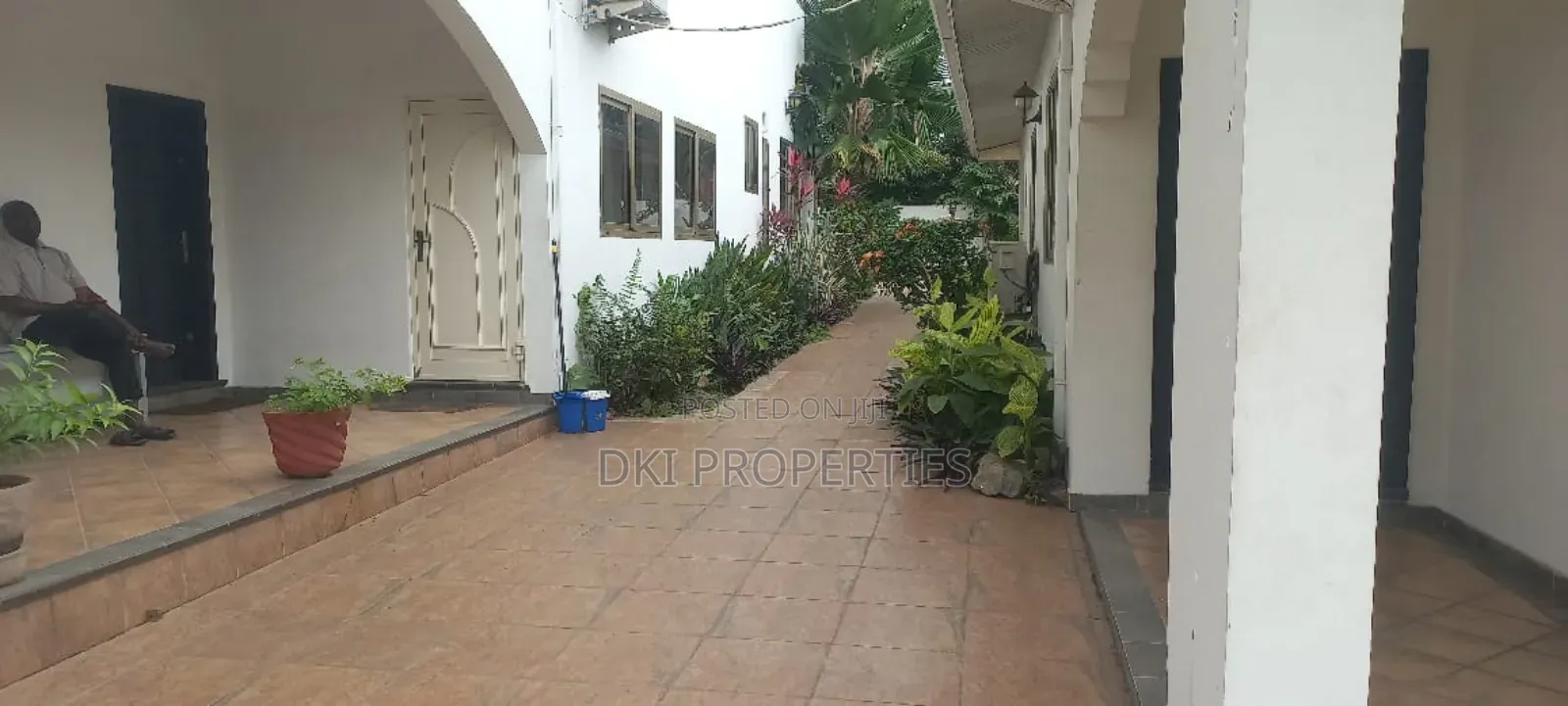 6bdrm House in Dki Properties, Dzorwulu for sale
