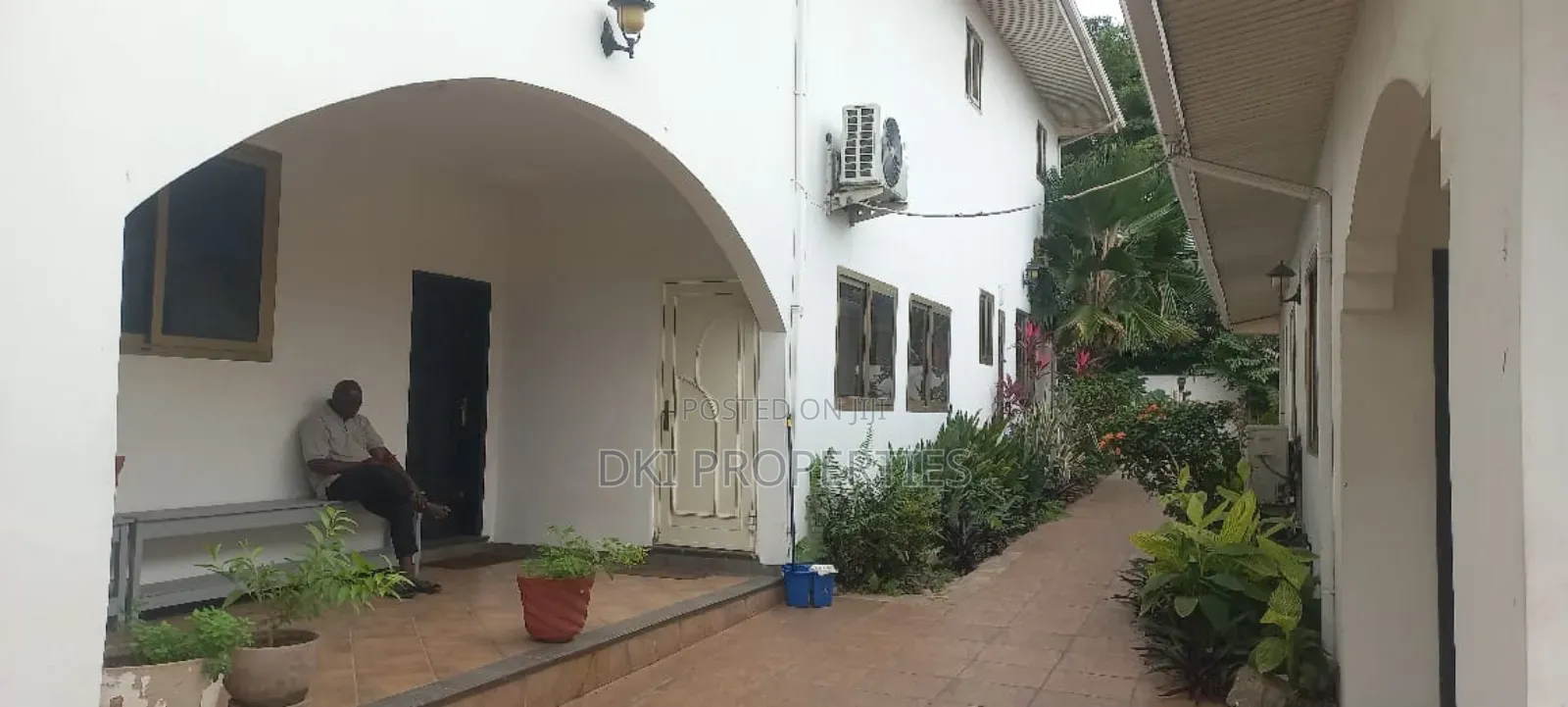 6bdrm House in Dki Properties, Dzorwulu for sale