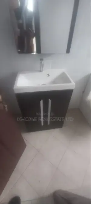 4bdrm Mansion in De-Icons Real Estate, Awutu Senya East Municipal