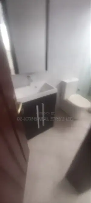 4bdrm Mansion in De-Icons Real Estate, Awutu Senya East Municipal