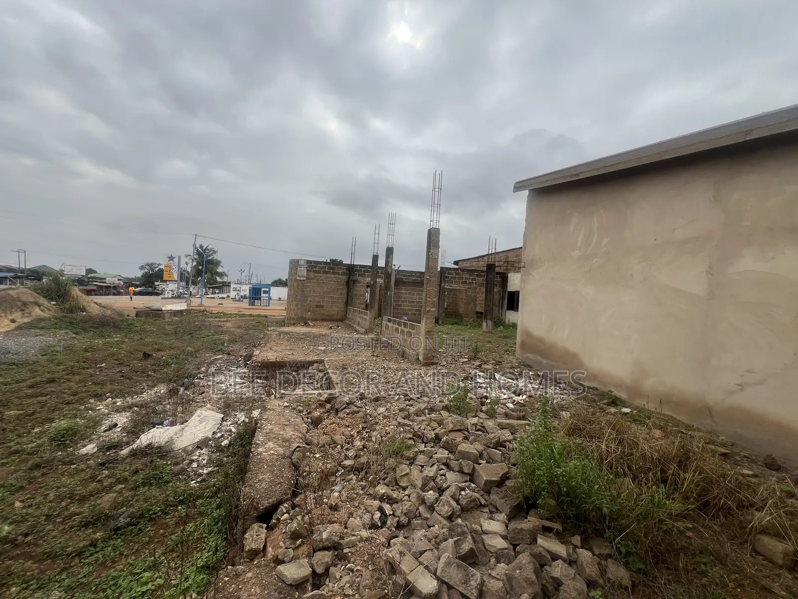 Major Road Land With Uncompleted House