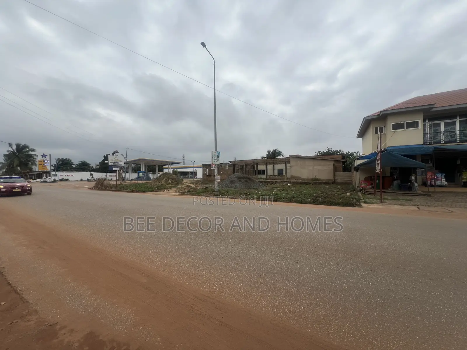 Major Road Land With Uncompleted House