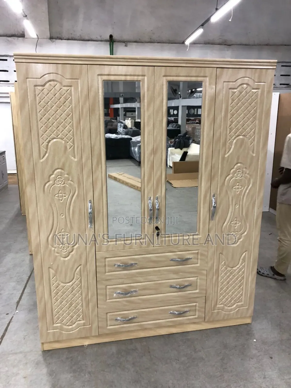 4 Doors Wadrobe With Mirror