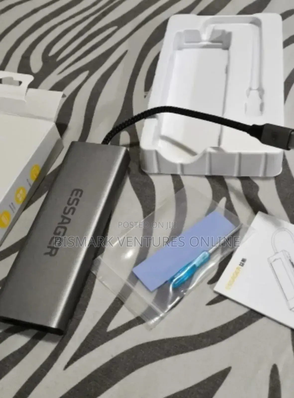 ESSAGER 8-in-1 USB-C Hub Integrates M.2 Nvme/Sata SSD.