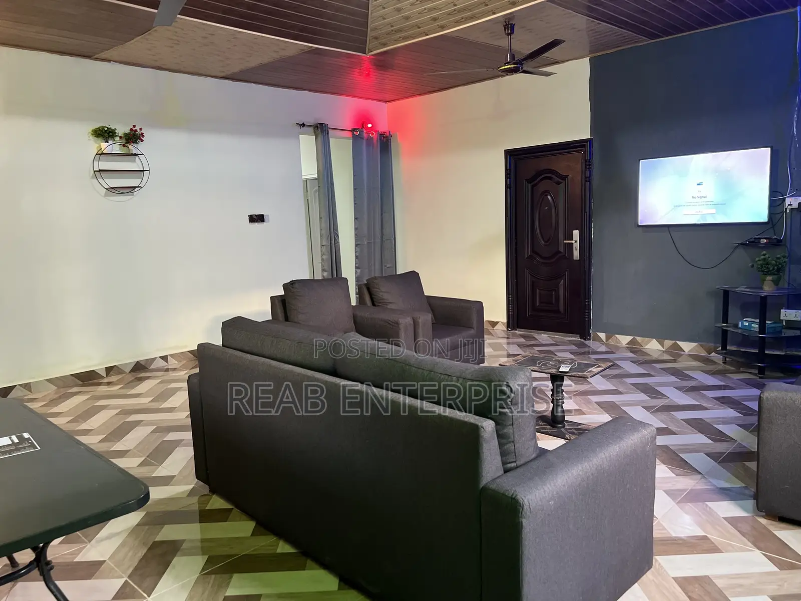 En-Suite Fully Furnished One Bedroom in the Box House