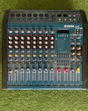 Yamaha MK800 Powered Mixer