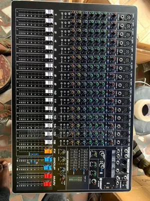 Yamaha SMX 1600 16 Channel Mixer