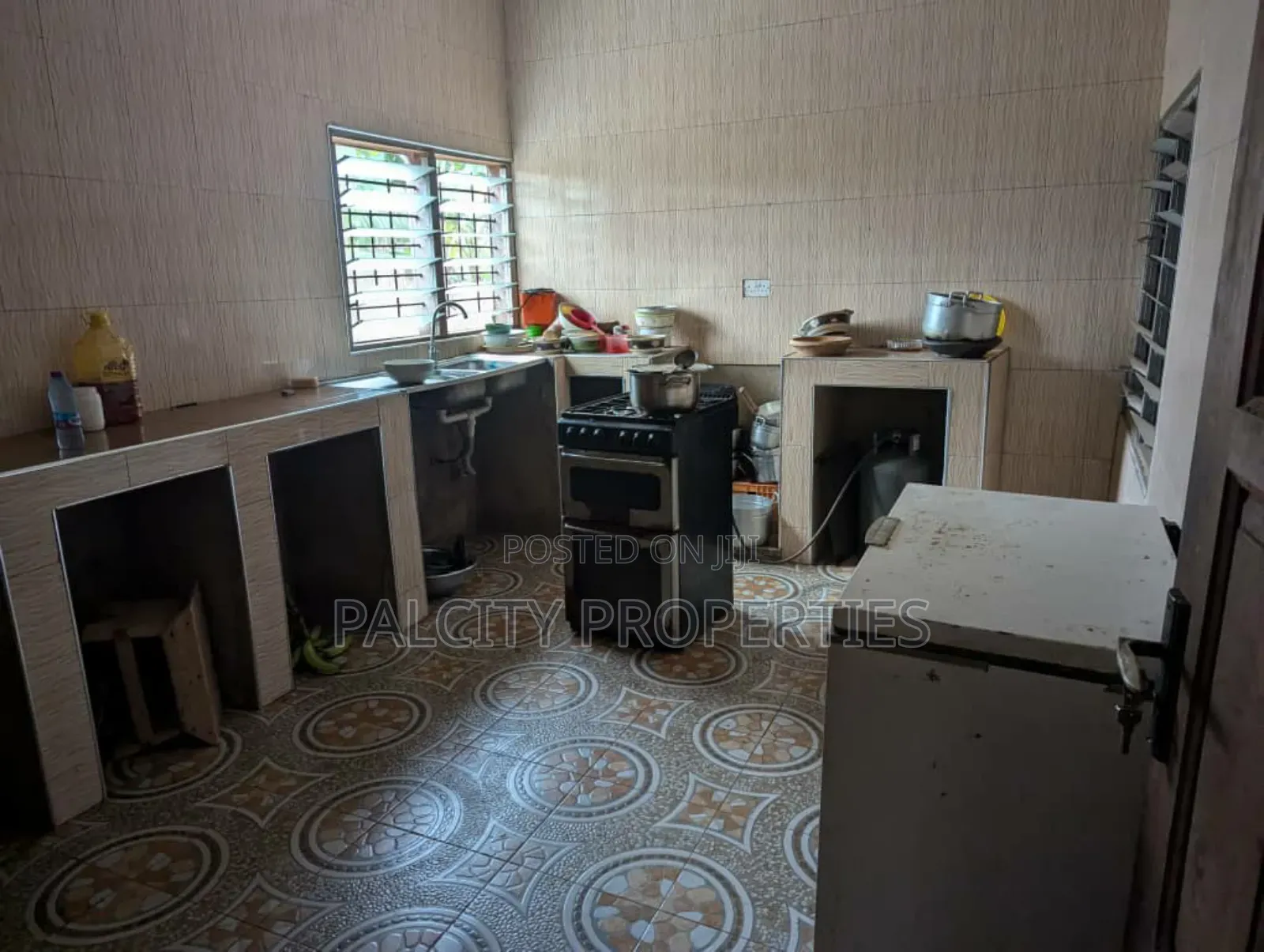 7bdrm House in Atonsu Aputuogya, Kumasi Metropolitan for sale