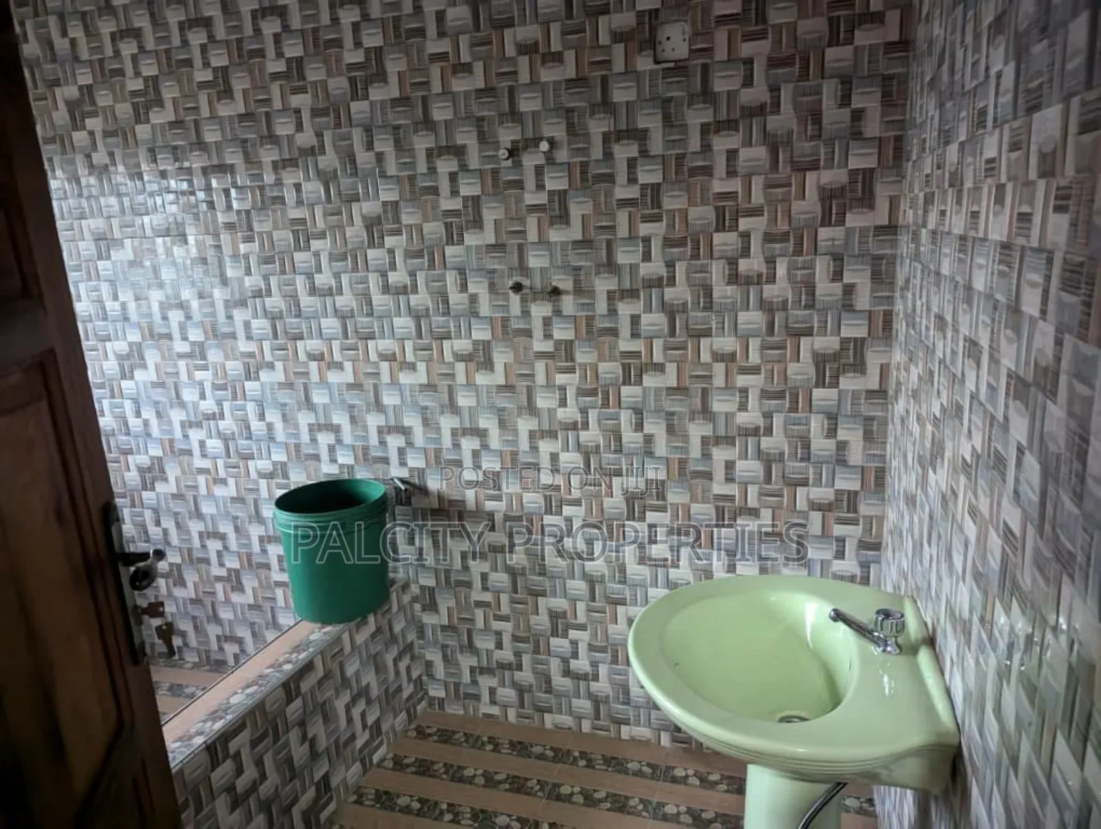 7bdrm House in Atonsu Aputuogya, Kumasi Metropolitan for sale