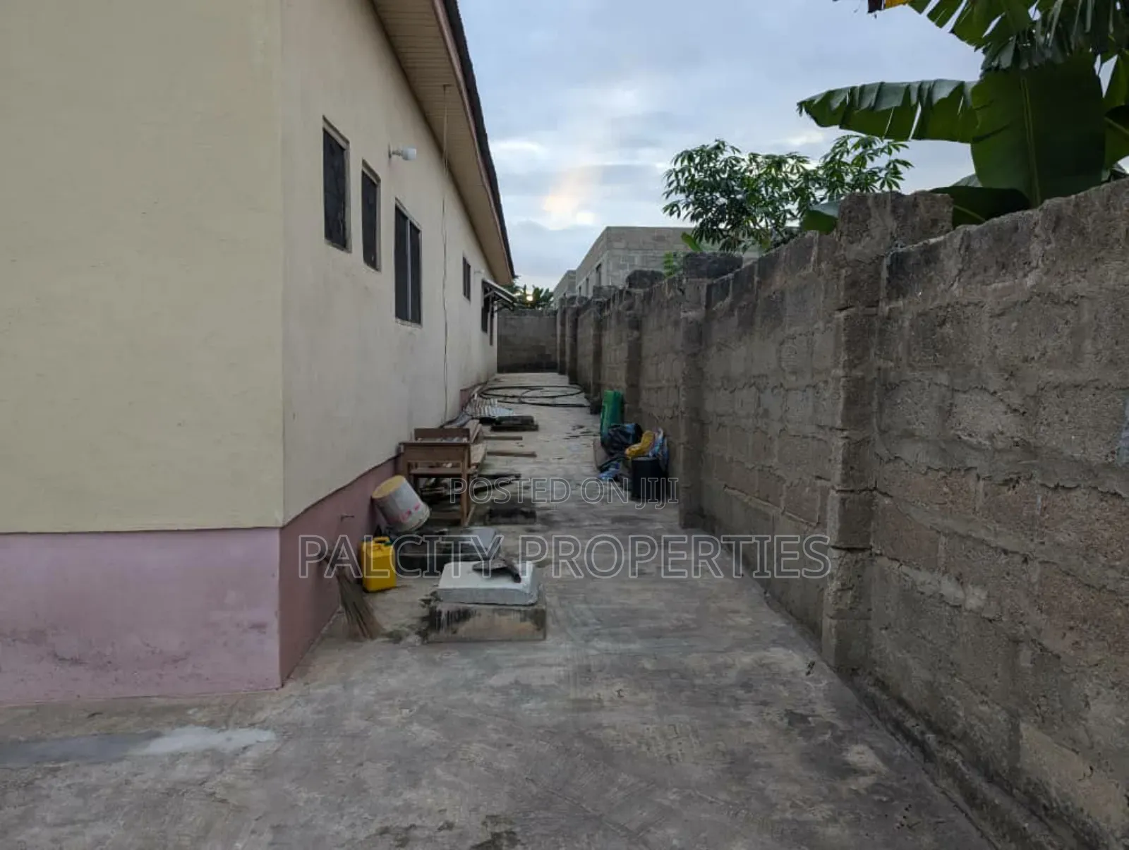 7bdrm House in Atonsu Aputuogya, Kumasi Metropolitan for sale