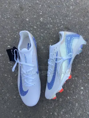 Original Football Boot Nike Available at Cool Price