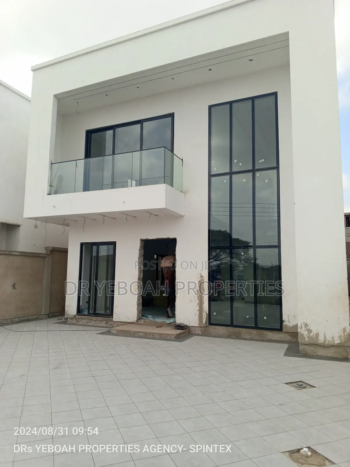 4bdrm Duplex in Spintex:- 4 Bedrooms for sale